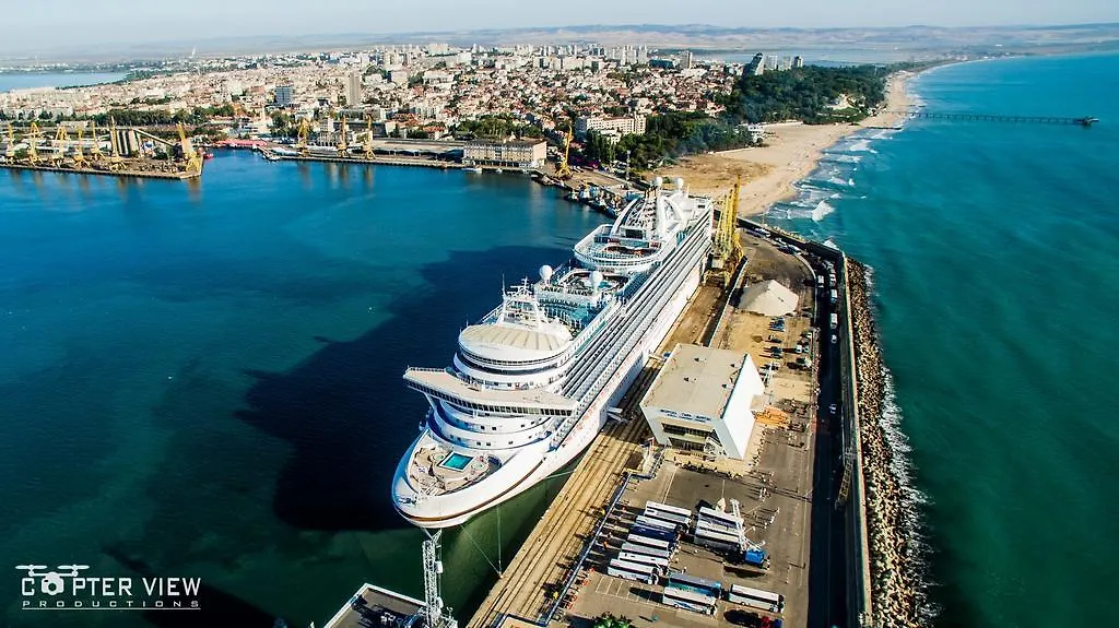 Beachfront Sea Garden Apartment Burgas City